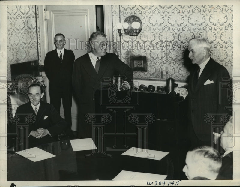 Load image into Gallery viewer, 1937 Press Photo President Roosevelt, Sec of State Cordell Hill with Pan America

