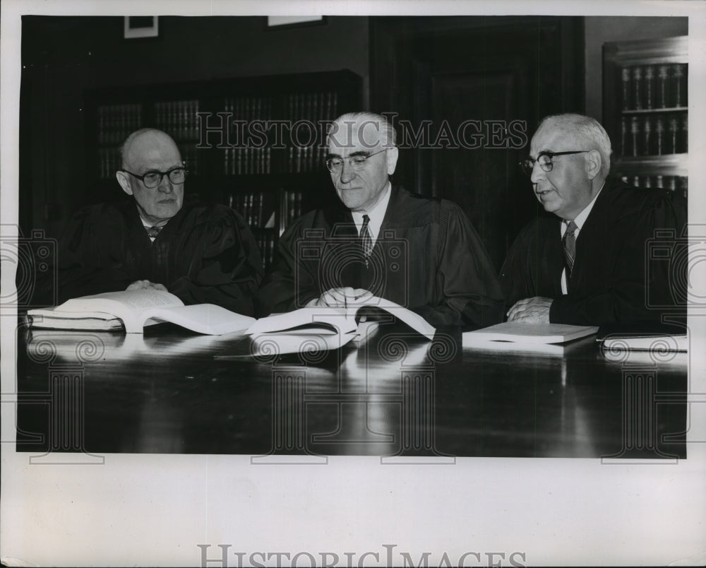 1955 Press Photo Lee Skell, Jay Hurd & Presiding Judge Julius Kovachy