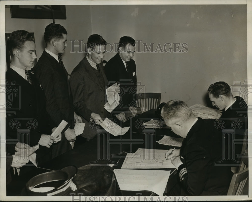 1941 Press Photo Commander RG Tobin of Naval Reserves &amp; Lt JS Willis Registering- Historic Images