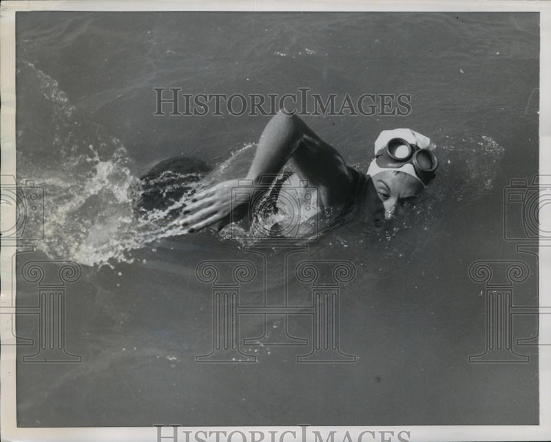 Load image into Gallery viewer, 1955 Press Photo Distance Swimmer Florence Chadwick at English Channel
