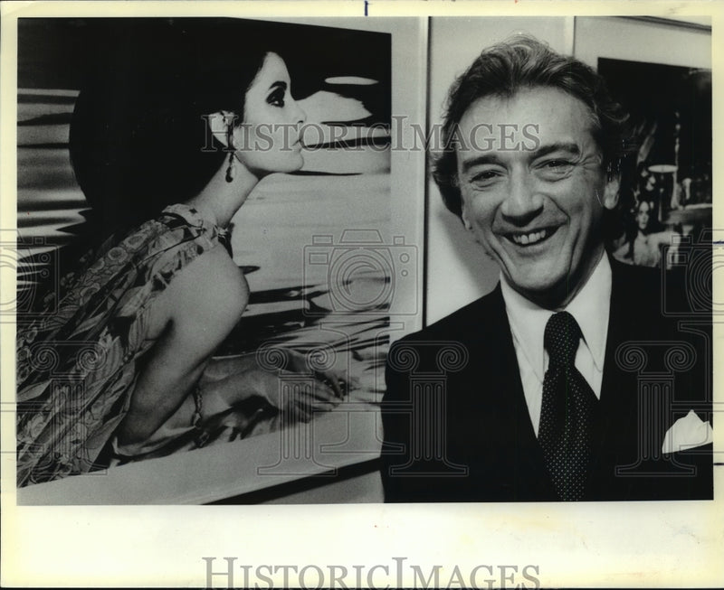 Load image into Gallery viewer, 1984 Press Photo Photographer Vic Skrebneski with 1969 Lauder Photo - ney24528
