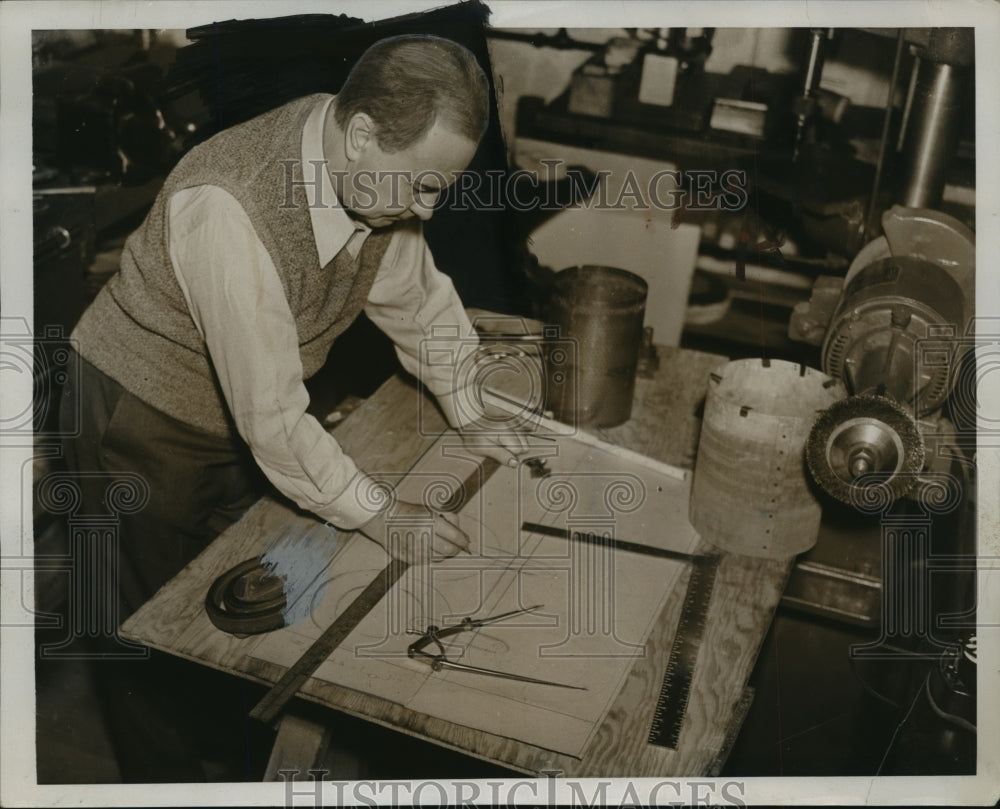 1937 Press Photo Josef Hoffman World Famous Pianist Works In Machine Shop- Historic Images