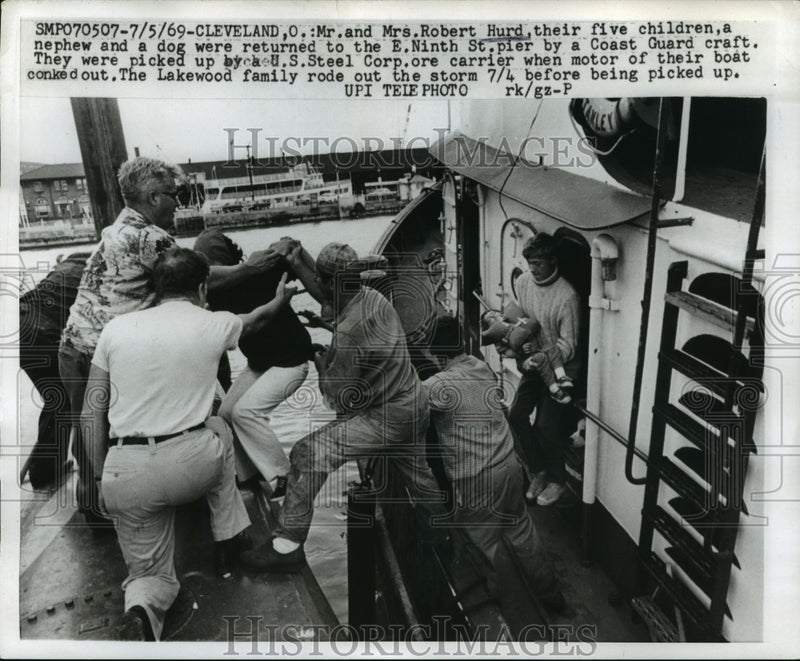 Load image into Gallery viewer, 1969 Press Photo Mr &amp; Mrs Robert Hurd &amp; Their 5 Children &amp; Dog Rescued By
