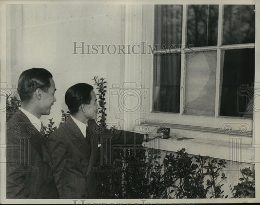 1938 Press Photo Attaches Survey Embassy Window Broken by John T Clarke