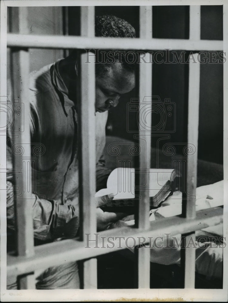 Load image into Gallery viewer, 1947 Press Photo Ernest Gaither Jr. granted stay of execution in Illinios
