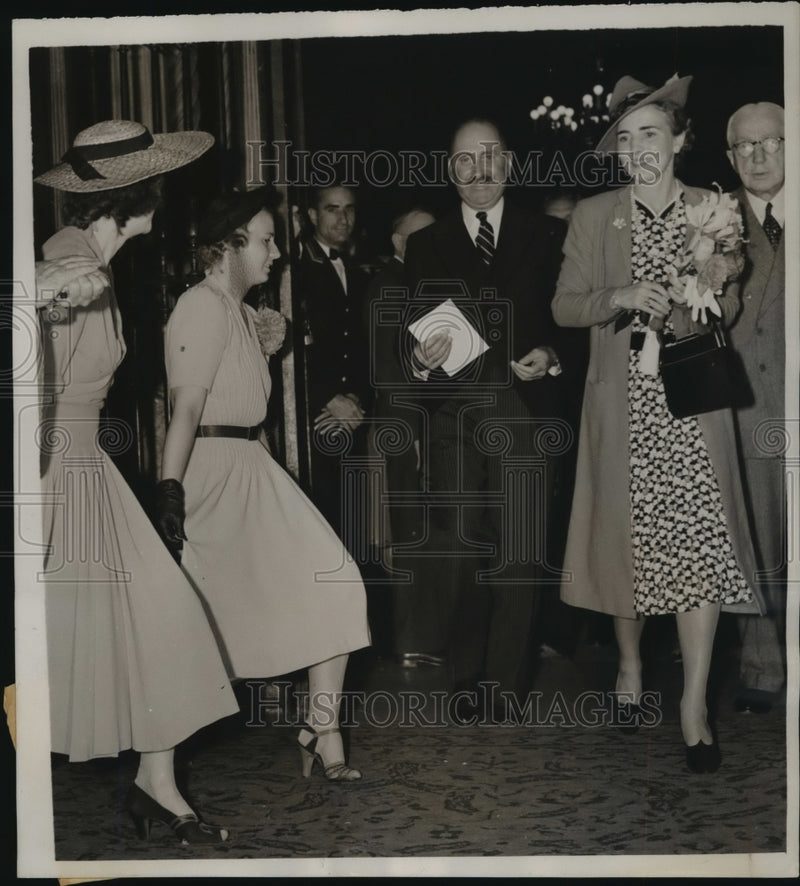 Load image into Gallery viewer, 1939 Press Photo Danish Princess Ingrid en route to Cal Tech w/Prince Frederik
