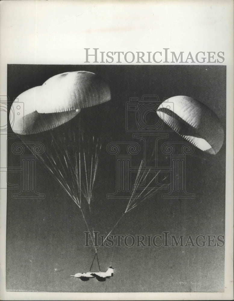 1958 Press Photo Unknown Parachutes - ney25770