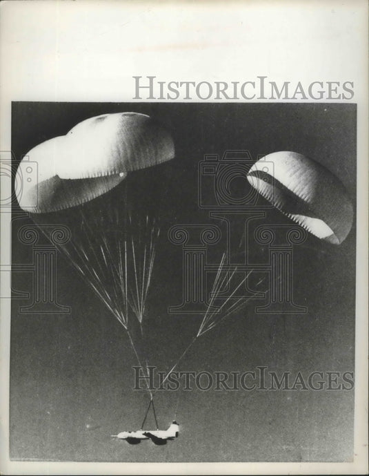 1958 Press Photo Unknown Parachutes - ney25770