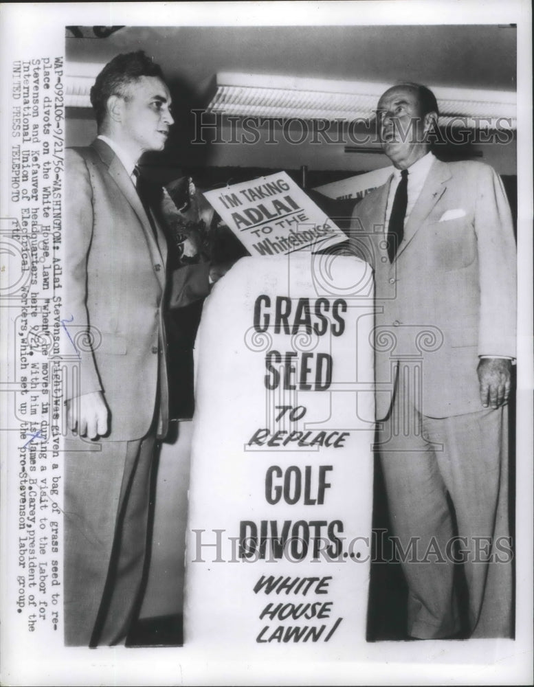 1956 Press Photo Adlai Stevenson Given Bag of Grass Seed to Replace Divots