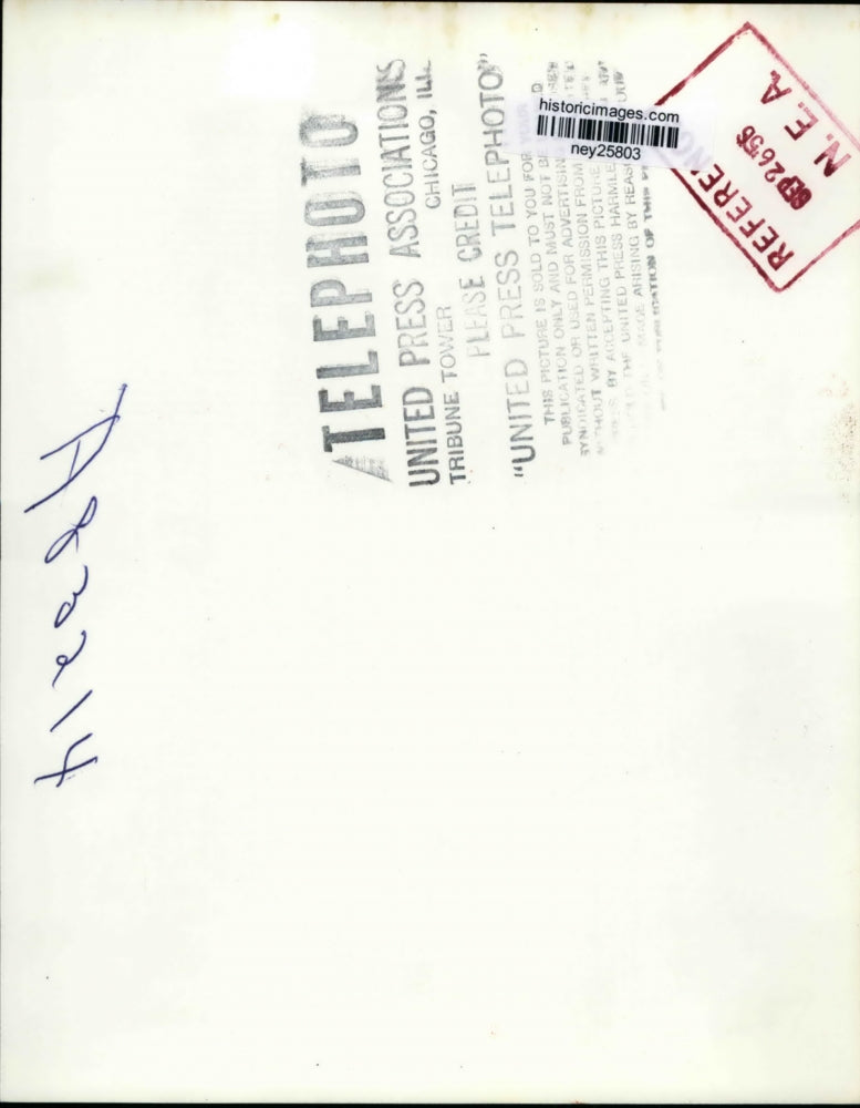 1956 Press Photo Adlai Stevenson Given Bag of Grass Seed to Replace Divots