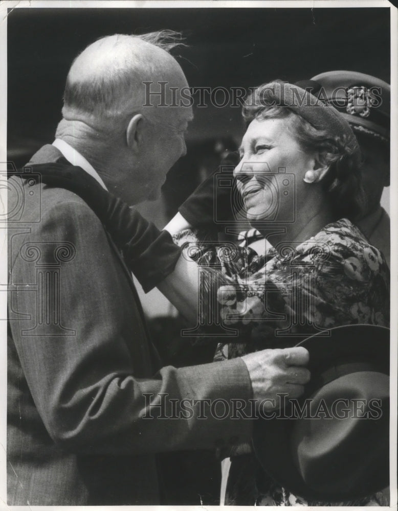 Load image into Gallery viewer, 1961 Press Photo Mrs Eisenhower Greets Pres Eisenhower After European Trip
