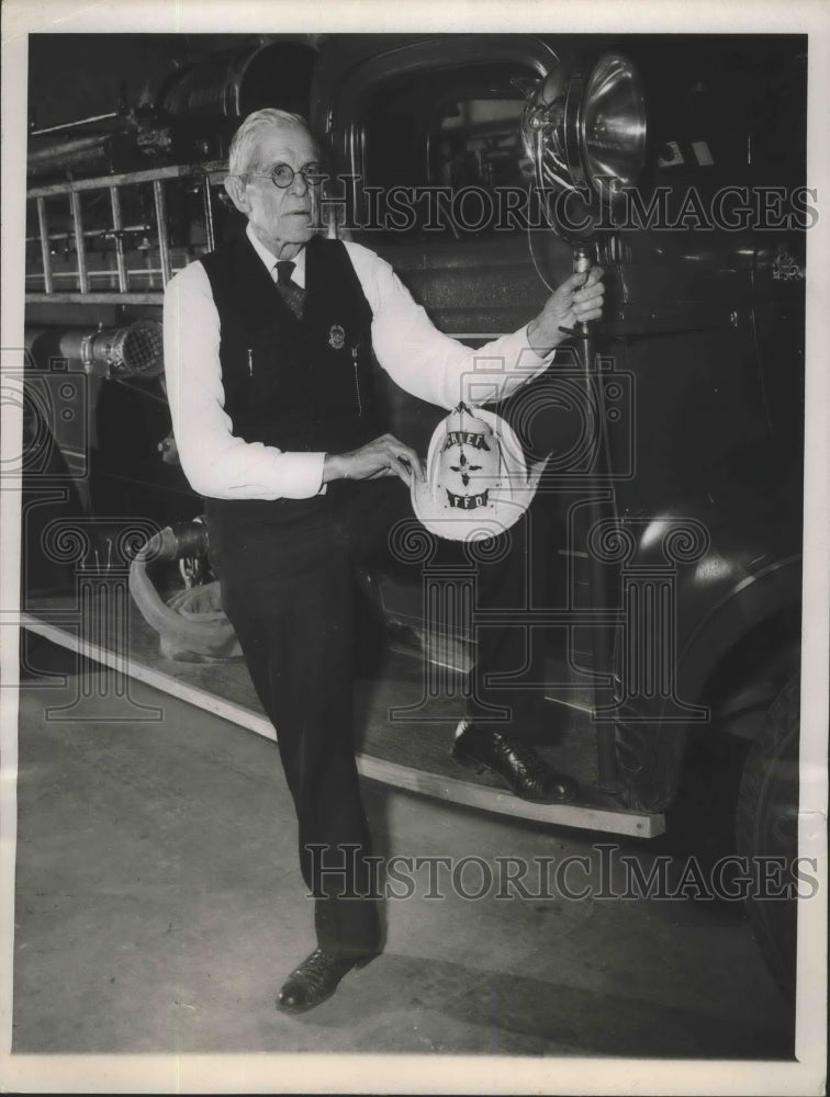 1947 Press Photo E.D. Yeck Shown With His Fire Engine is 90 Years Old