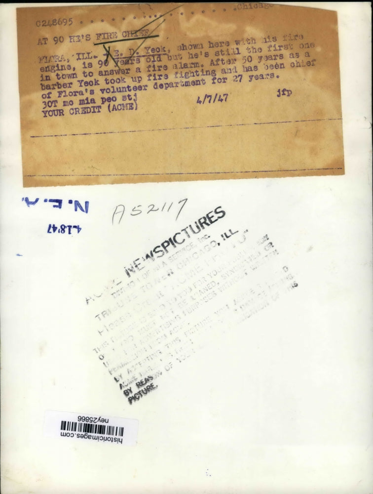 1947 Press Photo E.D. Yeck Shown With His Fire Engine is 90 Years Old