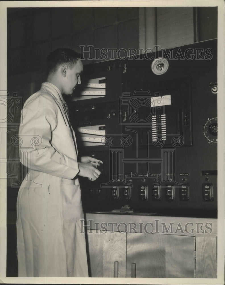 Load image into Gallery viewer, 1949 Press Photo Rudy Sedlacek Checking Gauges at Major Wind Tunnel - ney25887
