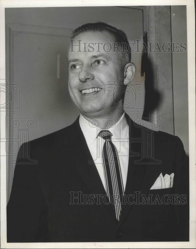 Load image into Gallery viewer, 1961 Press Photo Robert Richards Assistant Vice President of Union Commerce Bank
