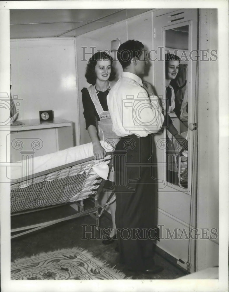 Load image into Gallery viewer, 1941 Press Photo Mrs Him Kallin Folds Up Bed White Jim Dresses For Work
