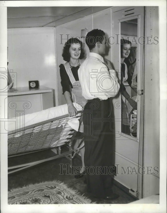 1941 Press Photo Mrs Him Kallin Folds Up Bed White Jim Dresses For Work
