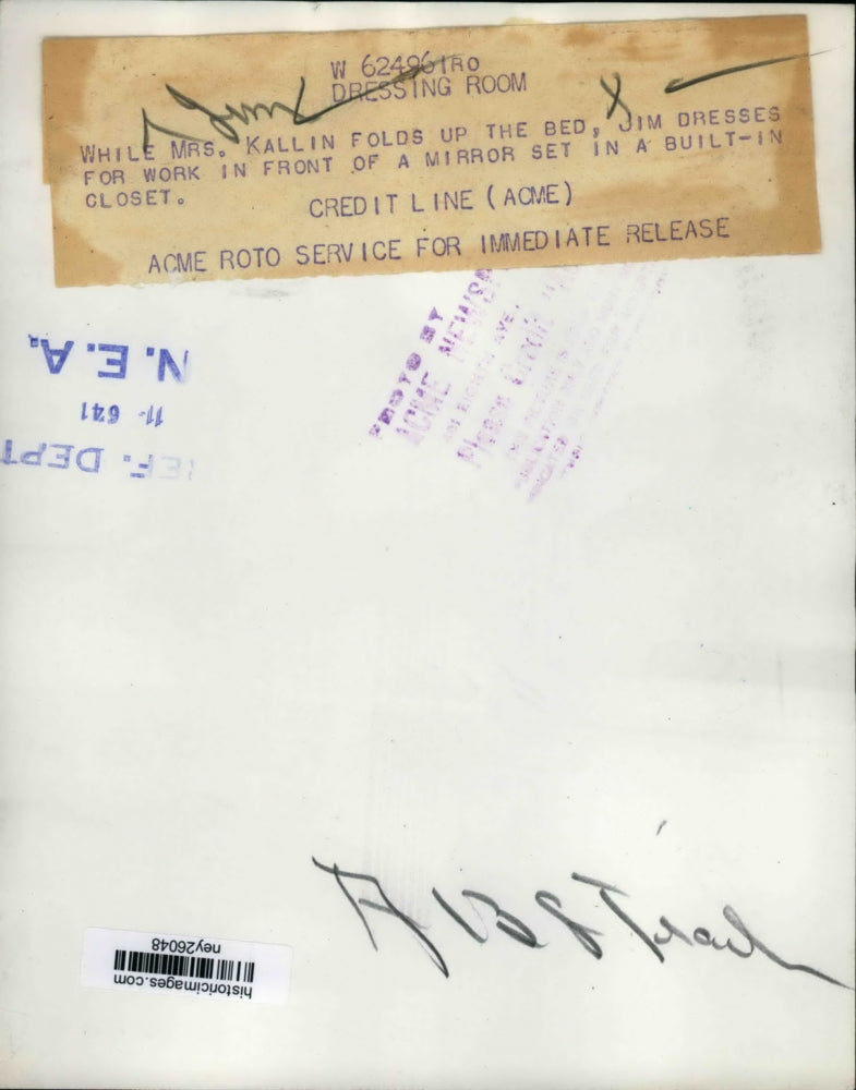 1941 Press Photo Mrs Him Kallin Folds Up Bed White Jim Dresses For Work