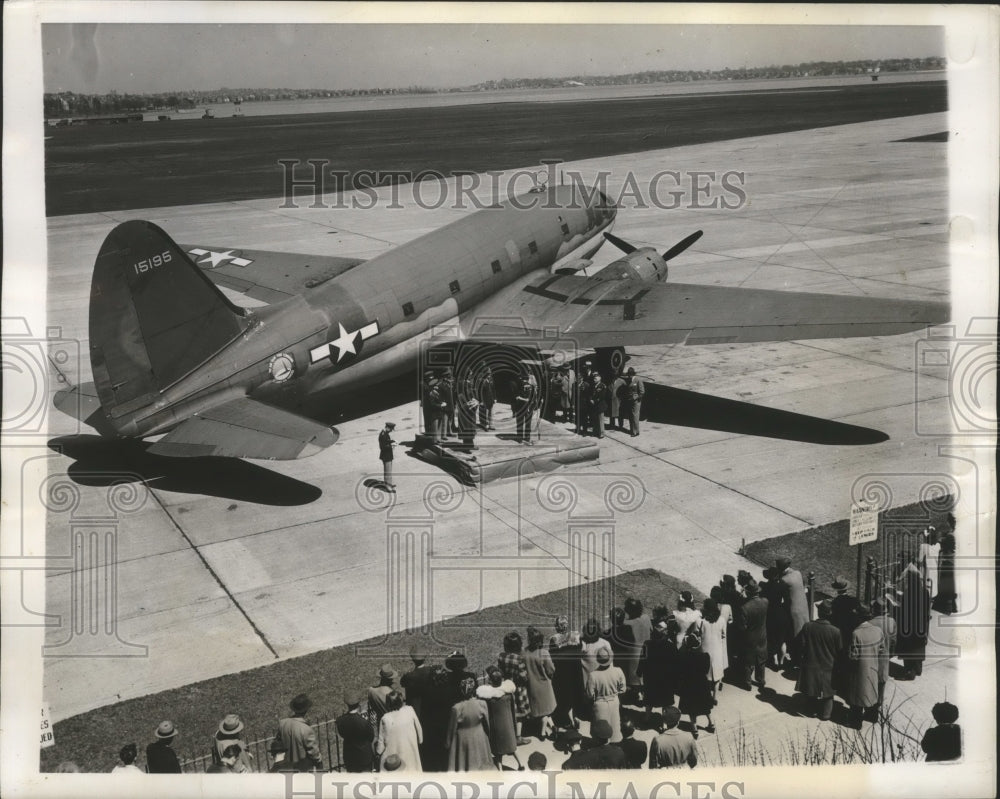 1944 Press Photo Col Alan Dingwall Makes 10000 Mile Flight Awarded Air Medal- Historic Images