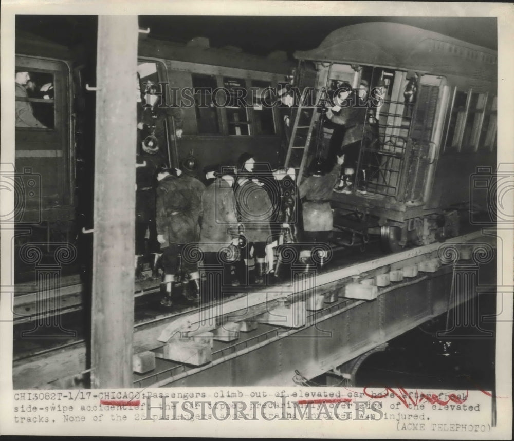 1949 Press Photo Passengers Climb Out of Elevated Cat After Crash in Chicago
