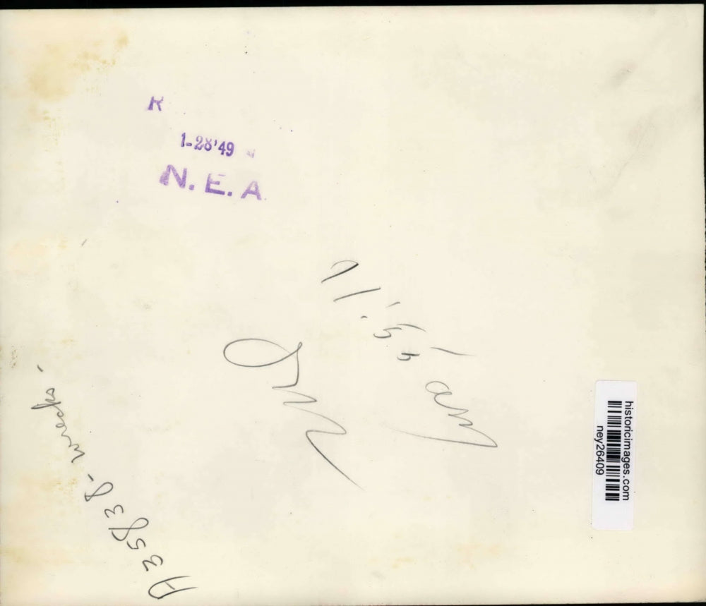 1949 Press Photo Passengers Climb Out of Elevated Cat After Crash in Chicago