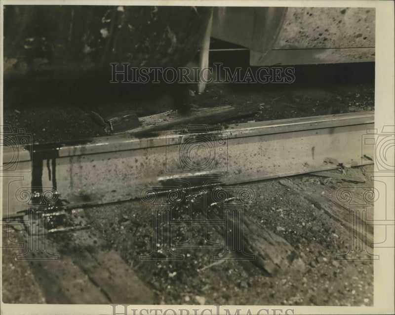 Load image into Gallery viewer, 1950 Press Photo Diesel Train Derailed - ney26545

