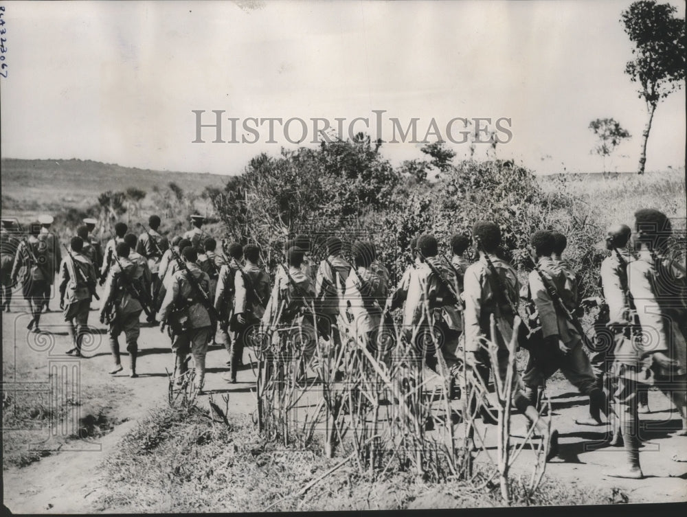 1935 Press Photo Ethiopian Regulars Marching Barefoot Near Wal Wal - ney26991