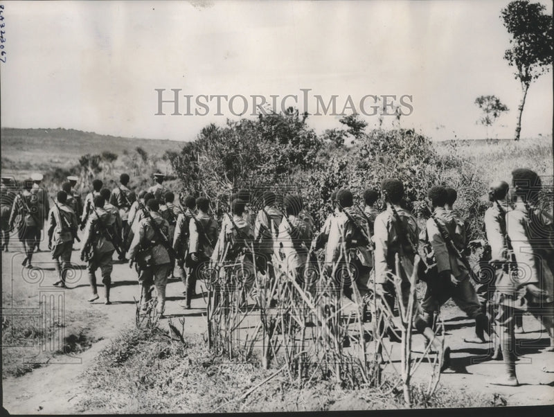 Load image into Gallery viewer, 1935 Press Photo Ethiopian Regulars Marching Barefoot Near Wal Wal - ney26991

