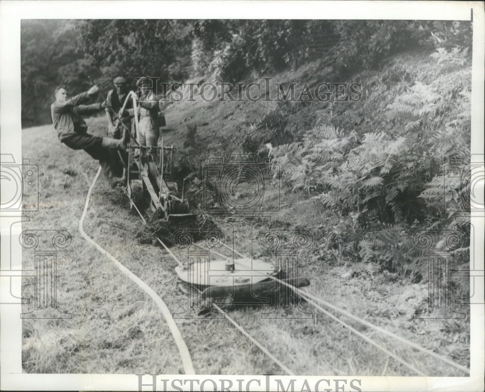 1945 Press Photo Workers Operate a Cable Laying Plow in England - ney27045