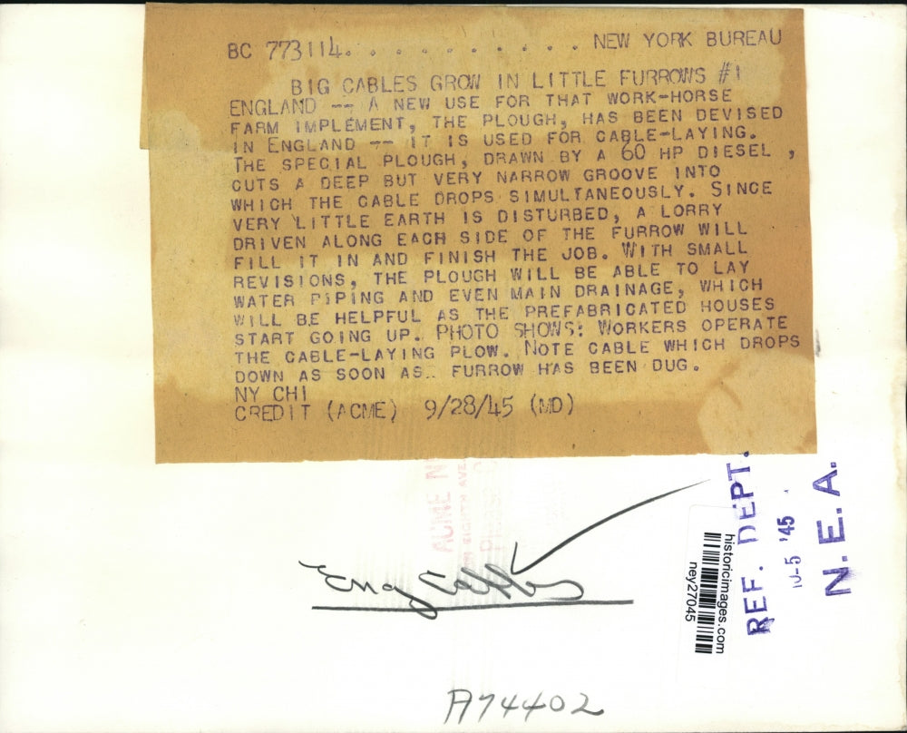 1945 Press Photo Workers Operate a Cable Laying Plow in England - ney27045