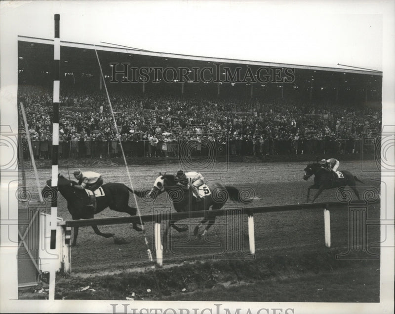 Load image into Gallery viewer, 1947 Press Photo Ovie Scurlock wins Whitestone 5th race at Jamaica Race Track

