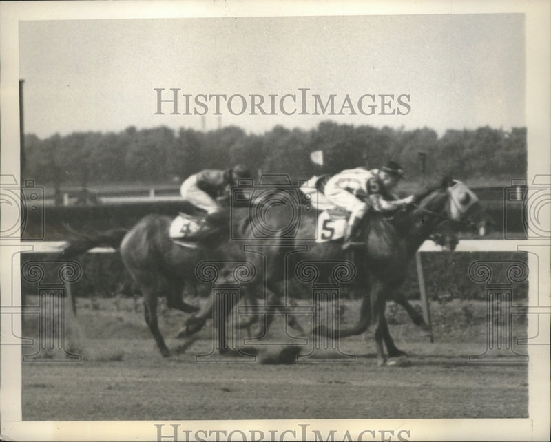 Load image into Gallery viewer, 1939 Press Photo outhRonin winning by a nose over Star Runner - ney27289
