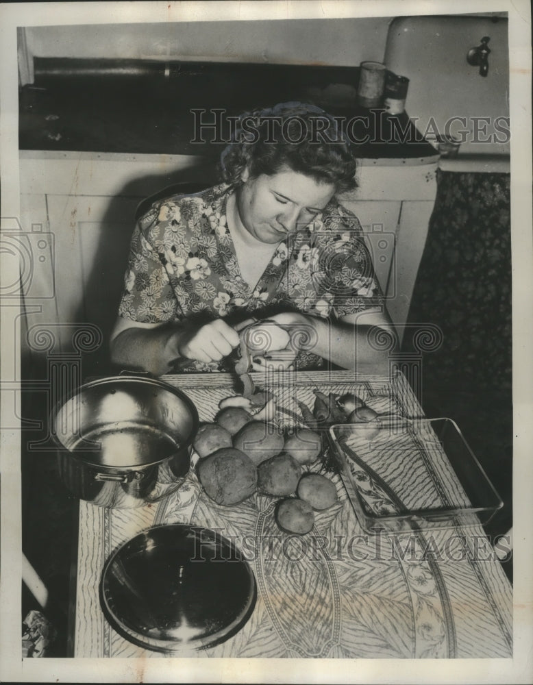 1947 Press Photo Mrs. Kupchik Prepares a Meal on a Budget for Family of 4