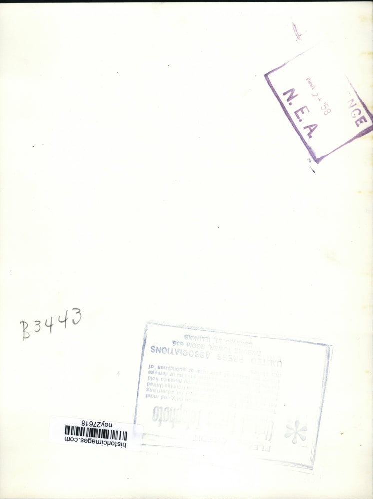 1958 Press Photo Arnold Palmer kisses his two-year-old daughter, Peggy