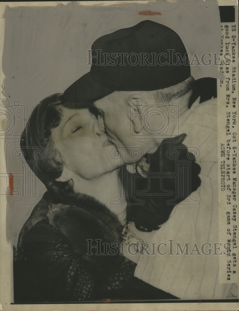 1950 Press Photo Caset Stengel gets a good luck kiss from Mrs. Stengel