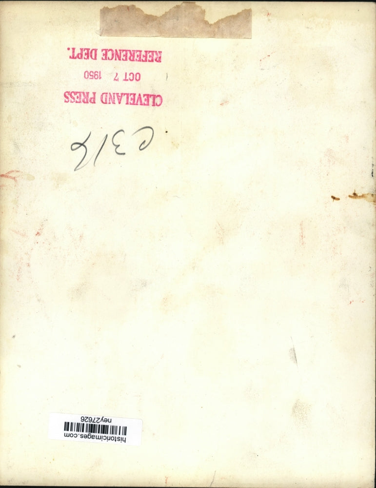 1950 Press Photo Caset Stengel gets a good luck kiss from Mrs. Stengel