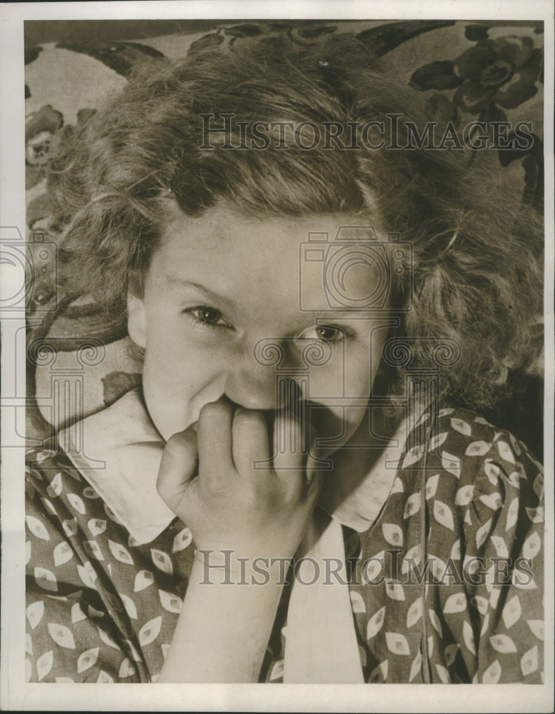 1938 Press Photo Little girl biting her nails - ney27639
