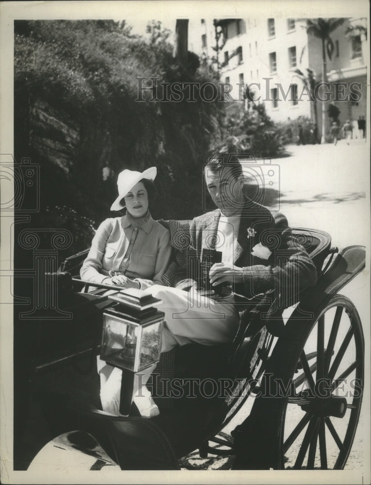 Press Photo Couple enjoying a Carriage Ride Mid Afternoon - ney27670