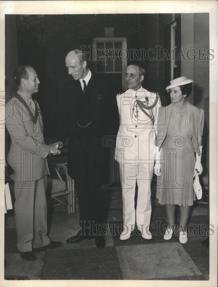 1943 Press Photo Lord Halifax with French General Bethouart, Commander Rosenthal