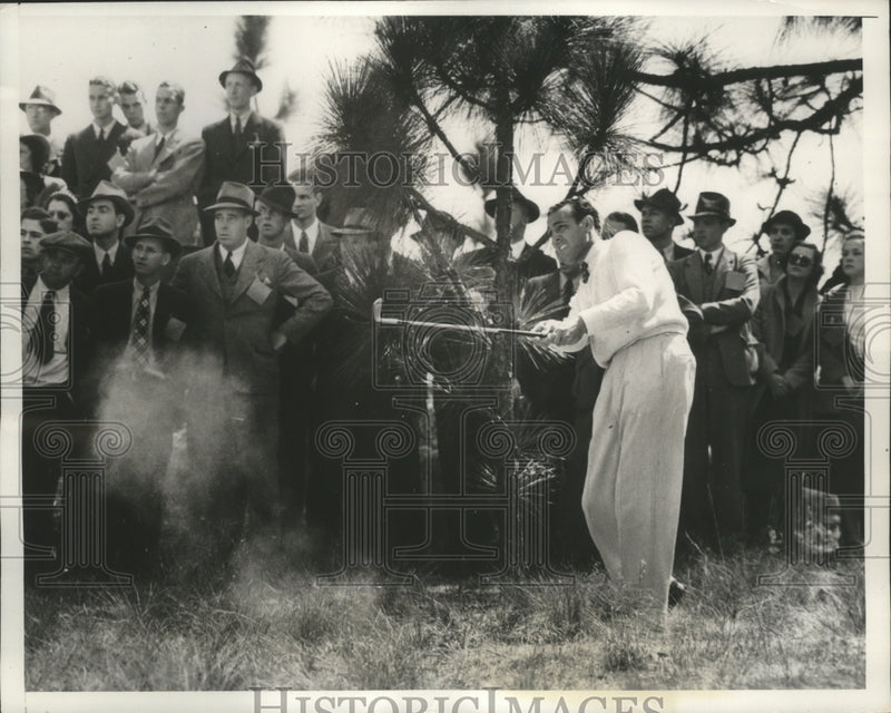 Load image into Gallery viewer, 1938 Press Photo Victor Ghezzi laying out of the rough on way to the 16th green

