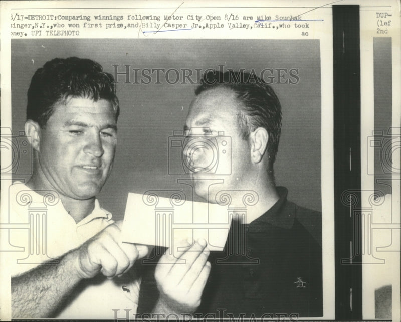 Load image into Gallery viewer, 1959 Press Photo Golfers Mike Suochak and Billy Casper Jr. Compare Winnings

