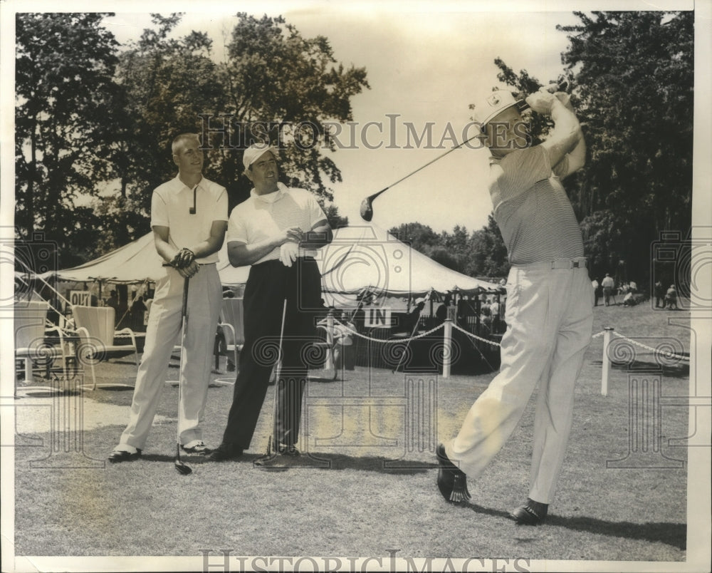 1957 Press Photo Golfer Howard Everett Tees Off for Final Round of Tourney