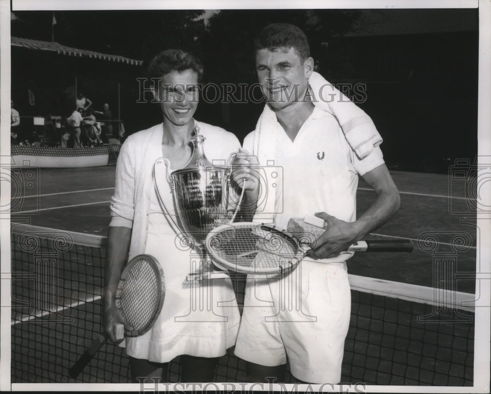 1956 Press Photo Winners of Women&#39;s and Men&#39;s Singles Title in National Tourney- Historic Images