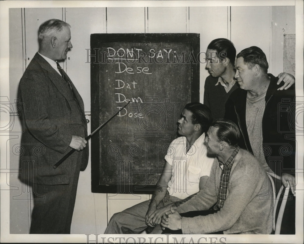 1939 Press Photo Golfer Peter Hay Teaches Speech at the Charm School for Caddies- Historic Images