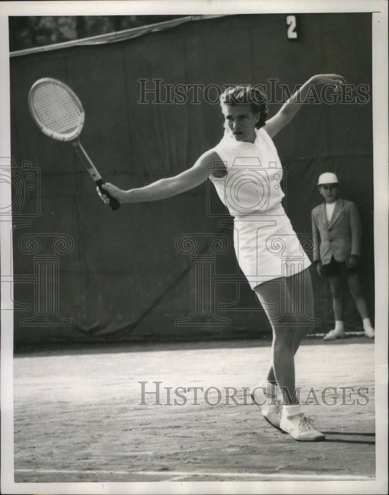 1952 Press Photo Shirley Fry in Dancing Pose at Tennis Match with Doris Hart- Historic Images