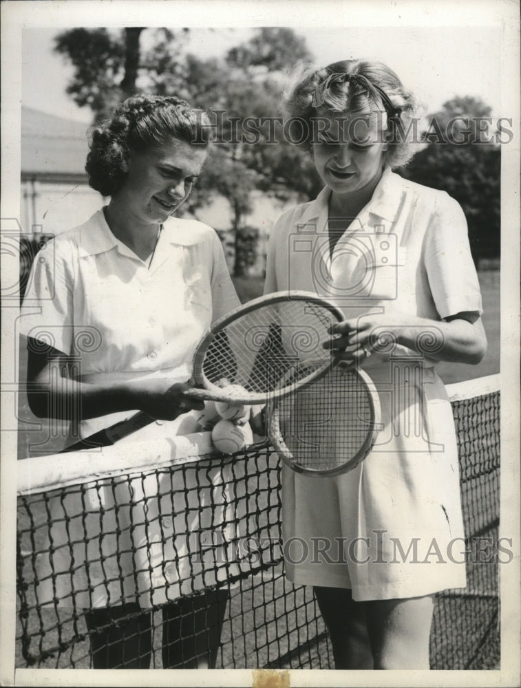 1944 Press Photo Shirley Fry Bows to Louise Brough in Singles Tennis Match