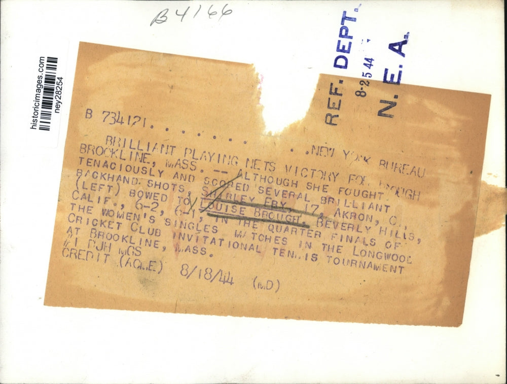 1944 Press Photo Shirley Fry Bows to Louise Brough in Singles Tennis Match