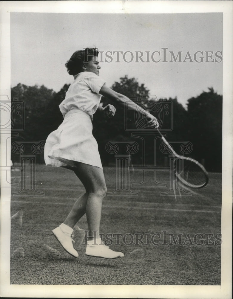 Load image into Gallery viewer, 1945 Press Photo Shirley Fry with a smashing forehand drive at Jr. Tennis Tourn.
