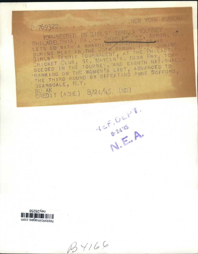 1945 Press Photo Shirley Fry with a smashing forehand drive at Jr. Tennis Tourn.