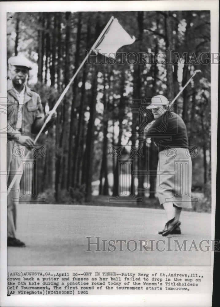 1961 Press Photo Patty Berg fusses about ball not dropping in cup - ney28286